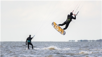 Laut einem Gerichtsbeschluss ist Kitesurfen im Nationalpark Niedersächsisches Wattenmeer auch außerhalb von ausgewiesenen Zonen aktuell zulässig.