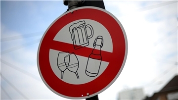 Laut einer DAK-Umfrage würden die meisten Menschen beim Fasten auf Alkohol verzichten.