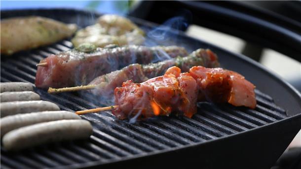 Laut einer Studie wird in vielen Kulturen der Konsum von Fleisch mit Männlichkeit und Potenz in Verbindung gebracht.