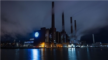 Laut einer Umfrage machen sich viele Niedersachsen Sorgen um Volkswagen. (Archivbild)