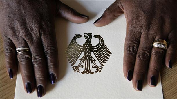 Laut einer Umfrage stoßen die Pläne des Bundesinnenministeriums für eine erleichterte Einbürgerung auf wenig Begeisterung.
