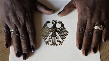 Laut einer Umfrage stoßen die Pläne des Bundesinnenministeriums für eine erleichterte Einbürgerung auf wenig Begeisterung.