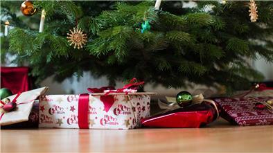 Laut einer Umfrage wollen knapp 20 Prozent der Befragten dieses Jahr weniger Geld für Weihnachtsgeschenke ausgeben.