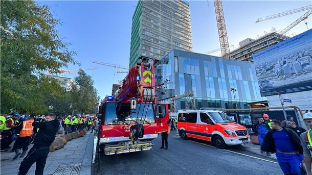 Hamburg: Vier Tote - Gerüst stürzt in Fahrstuhlschacht Laut Feuerwehr sind 60 Rettungskräfte am Unglücksort in der HafenCity im Einsatz.