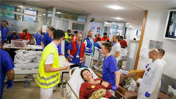 Ärzte und Pfleger üben für Anschlags-Szenario bei Fußball-EM Laut Gesundheitsverwaltung war diese unangekündigte Übung in diesem Jahr bereits die siebte Krankenhausübung.