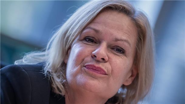 EU-Asylreform: Deutschland will Krisenverordnung zustimmen Laut Innenministerin Nancy Faeser (SPD) will die Bundesregierung den Weg für den strittigen Teil der EU-Asylreform ebnen.
