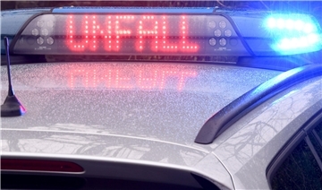 Polizeiauto mit Blaulicht und Schriftzug "Unfall" im Display.