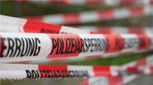 Laut Polizei ist das kleine Mädchen, das wimmernd in der Box lag, 21 Monate alt.