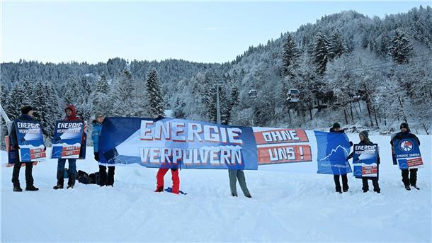 Naturschützer protestieren gegen Schneekanonen Laut Polizei wurde die Aktion der Naturschutzorganisation Mountain Wilderness nicht angemeldet.