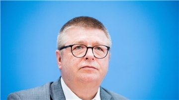 Laut Thomas Haldenwang, dem Präsidenten des Bundesamts für Verfassungsschutz, „äußerten   diverse Wahlbewerber“ der AfD bei der Europawahlversammlung „rechtsextremistische Verschwörungstheorien“.