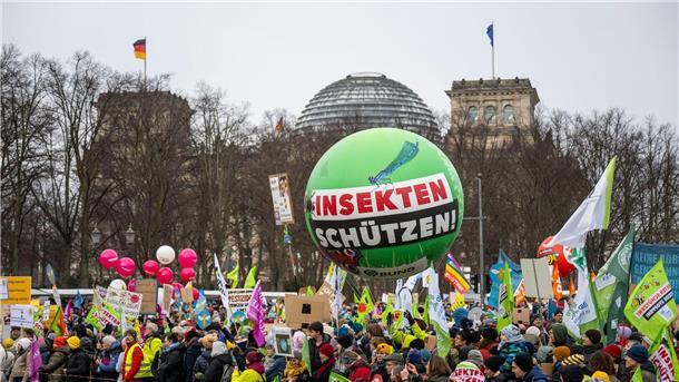 Mit Treckern für Tierschutz - Appell für Kampf gegen Hunger Laut Veranstalter nahmen rund 10.000 Menschen an der Demonstration teil. Die Polizei sprach von gut 7000.