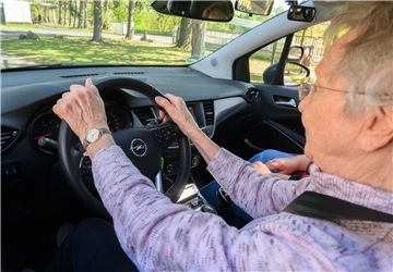 Laut Verkehrsunfallstatistik stellen ältere Autofahrer kein erhöhtes Gefährdungspotential dar. Für die meisten Unfälle ist die mittlere Generation verantwortlich.