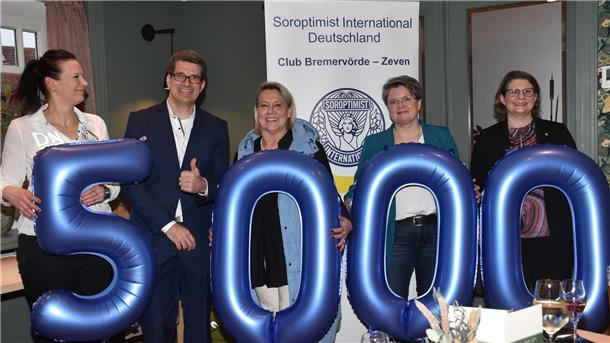 Soroptimistinnen unterstützen mit Erlös der Glückshasen-Aktion Kinderinitiativen Lauter fröhliche Gesichter: Nadine Eckhoff (links) und ihre Clubschwestern, Coletta Jöllenbeck (von rechts), Silke Homburg und Susanne Teichmann bei der Spendenübergabe an Professor Max Daniel Kauther im Hotel Paulsen.