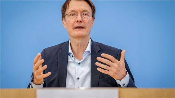 Versicherten drohen höhere Kassenbeiträge 2025 Lauterbach erwartet steigende Sozialversicherungsbeiträge. (Archivbild)