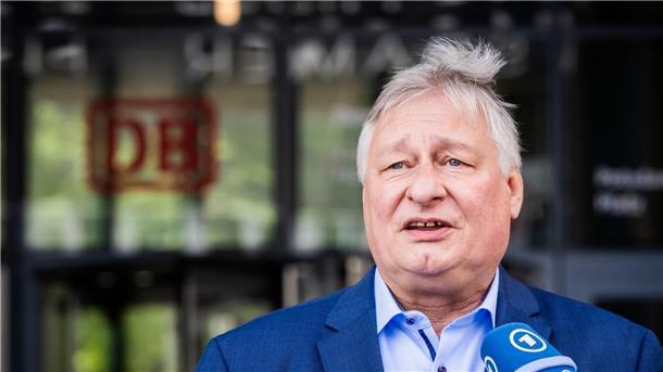 Niederlage für Schnieder: Kandidat für Bahnposten sagt ab Lautester Gegner der möglichen Berufung Rompfs als Chef der InfraGo war EVG-Chef Martin Burkert. (Archivbild)