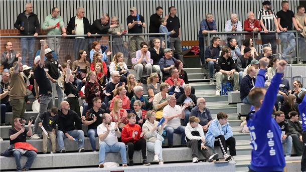 Zevener Handballer gewinnen in Himmelpforten und steigen in die Landesliga auf Lautstark bejubelten die aus Zeven angereisten Fans jeden einzelnen Treffer ihrer Mannschaft, sorgten für großartige Stimmung in der Halle.