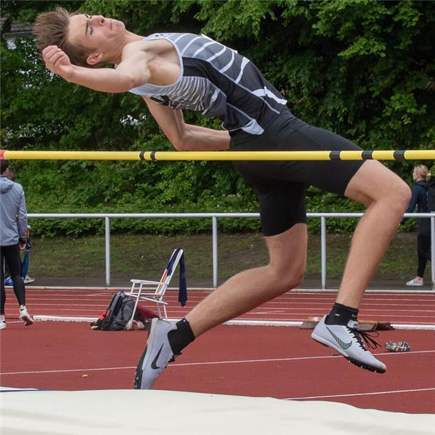 Pfingstsportrekorde purzeln in Zeven trotz der unangenehmen Wetterkapriolen LAV-Athlet Tjelle Haber meistert diese Höhe ohne Probleme. Und auch sonst konnte er mit seinen Leistungen beim Pfingstsportfest zufrieden sein.