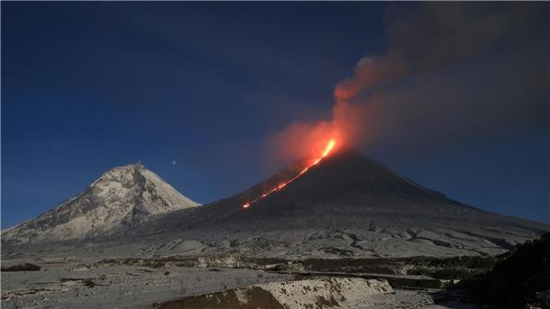 Lava strömt aus dem Vulkan Kljutschewskoi.