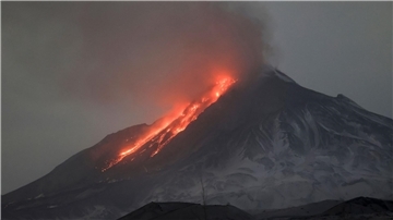 Lava und Dämpfe treten aus dem Vulkan Besymjanny auf der Halbinsel Kamtschatka aus. Die Aschewolke des Vulkans erreichte bis zu 10.000 Meter.