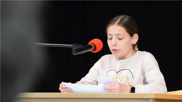 Das sind die besten Plattdeutsch-Leser im Landkreis Rotenburg Layla Stünkel von der Eichenschule Scheeßel siegte in der Kategorie des 7. und 8. Jahrgangs.