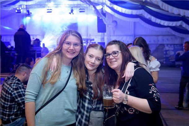 Lea, Kerstin und Natalie - eingeladen hatte der Chef. 
