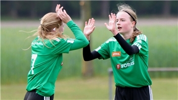 Lea Marie Steffens (links) und Marit Postels durften sich am letzten Spieltag über den 2:0-Sieg der SG Anderlingen/Byhusen über den Meister TuS Westerholz freuen.