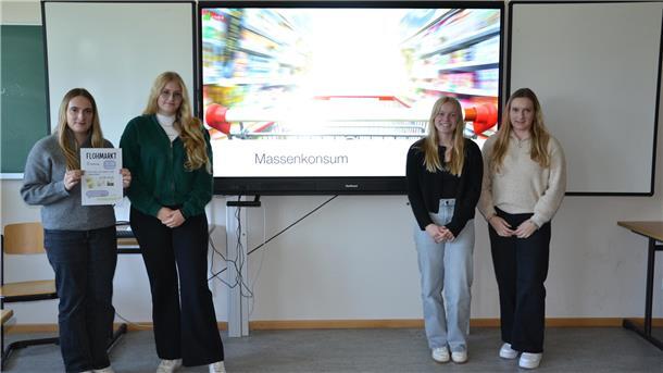 Als Zeichen gegen Massenkonsum : Flohmarkt in der Mensa der KGS Sittensen Vier Schülerinnen stehen vor der digitalen Tafel eines Klassenraums ihrer Schule.