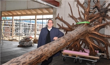 Lebenshilfe-Geschäftsführer Volker Wahlers auf der Kita-Baustelle in Selsingen an einem Baum, der später zu einem Blickfang im Gemeinschaftsraum werden wird. Eine ganz andere Baustelle ist indes der Fachkräftemangel.