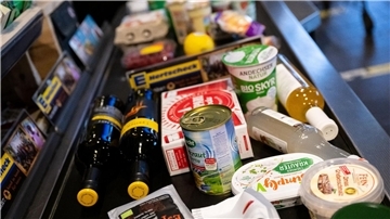 Lebensmittel in einem Supermarkt auf einem Kassenband: Im März fielen die höheren Preise für Nahrungsmittel erneut besonders ins Gewicht.