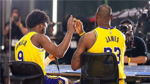 LeBron James (rechts) und sein Sohn Bronny.