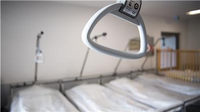 Leere Betten in den Kliniken - wegen der Coronakrise gilt es, planbare Eingriffe zu verschieben. Jetzt appellieren Mediziner, dass aber Patienten mit ernsthaften Beschwerden die Kliniken keinesfalls meiden sollten.