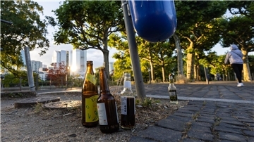 Leere Bier- und Limonadenflaschen gehören in Deutschland zunehmend zum Stadtbild. (Archivbild) 