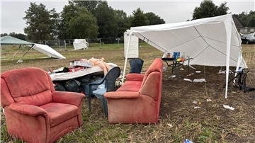 Leere Flaschen, Pavillons und sogar ganze Sofagarnituren bleiben jährlich nach dem Festival vom Deichbrand zurück.