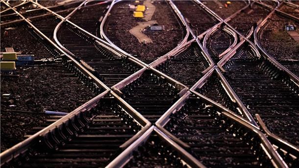 59 Prozent haben kein Verständnis für Lokführerstreik Leere Gleise: Fahrgäste müssen sich in den nächsten Tagen mit erheblichen Einschränkungen im Fern- und Regionalverkehr arrangieren.