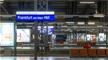 Leere Gleise und Bahnsteige im Hauptbahnhof.