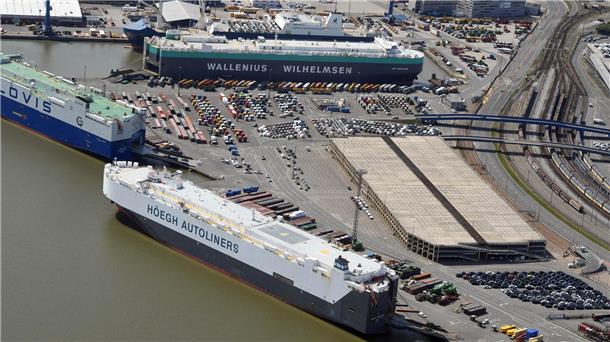 Autoumschlag im Sinkflug: Zahlen verharren in Bremerhaven weiter im Minus Autofrachter an den Kajen des Autoterminals.