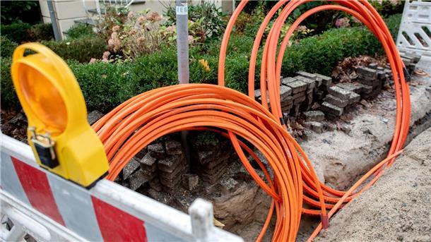 Leerrohre: Vodafone will sich bei Telekom einmieten Leerrohre für neue Glasfaserkabel liegen auf einer Baustelle.