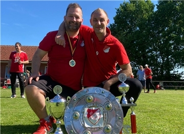 Legenden unter sich: Die Selsinger Kicker Christian Bösch (rechts) und Daniel Ariens.