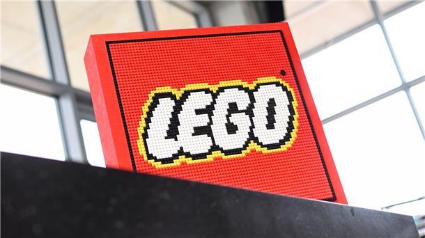 Star Wars und Technic bescheren Lego sattes Umsatzplus Lego wurde 1932 im dänischen Billund von Ole Kirk Kristiansen gegründet. Der Name des Familienunternehmens leitet sich von den dänischen Wörtern „Leg Godt“ („Spiel gut“) ab.