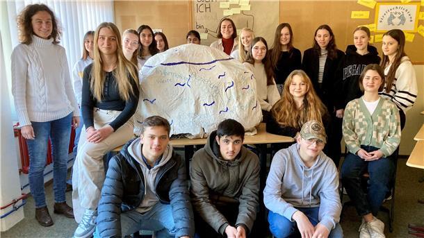 Lehrerin und Schulmediatorin Petra Gerdes (links) mit dem Team der Streitschlichterinnen und Streitschlichter.