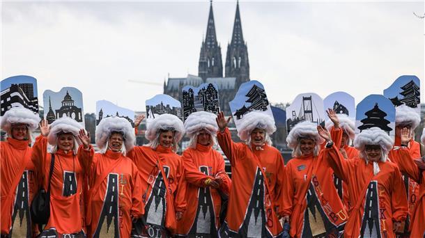 Lehrerinnen stellen sich in Köln zum „Schull- un Veedelszöch“ auf.