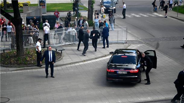 Slowakischer Regierungschef nach Schüssen in Lebensgefahr Leibwächter bringen den slowakischen Ministerpräsidenten Robert Fico in einem Auto vom Ort des Geschehens in Sicherheit.