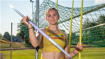 Speerwerferin Christina Lahrs hält einen Speer in der Hand