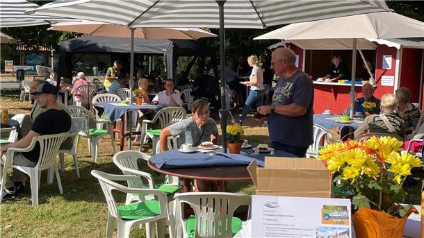 Leider schon wieder Geschichte ist das "Pop up-Café", das am Wochenende auf einer Wiese mitten in Dorum als Teil der Attraktivierungsinitiative Dorums drei Tage lang ehrenamtlich betrieben wurde.