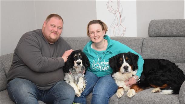 Leif Penner hat sein Liebesglück gefunden: Stephanie Welp aus Leer und ihr Hund Lacky sind mittlerweile bei dem Hobby-Landwirt aus dem Morgenland eingezogen. Auch Leifs Hund Luna (rechts) freut sich über den Zuzug, denn mit Stephanies Hund Lacky hat gibt es eine neue Fellnase im Haus.