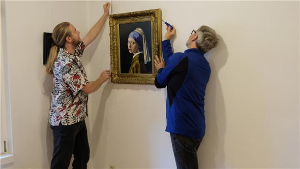 Von Kopien und Fälschungen: Neue Ausstellung in der Wassermühle in Sittensen Beim Aufhängen der Bilder.