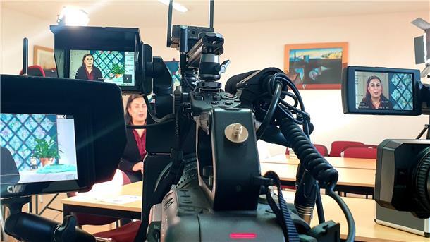 Frau wird mit Kamera gefilmt