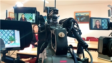 Frau wird mit Kamera gefilmt