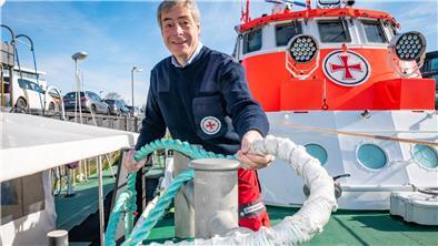 Leinen los: Ingo Kramer aus Bremerhaven ist Freiwilliger an Bord der „Hermann Rudolf Meyer“ und packt an wie jedermann.