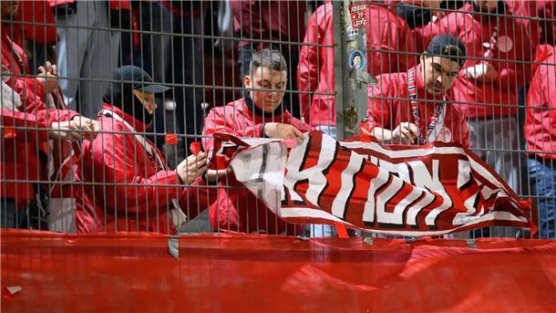 Nach medizinischem Notfall: Leipzig-Fan in Cottbus gestorben Leipzigs Fans nehmen zu Beginn der zweiten Halbzeit die Fahnen ab. Vor Beginn des Spiels war ein Fan vor dem Stadion verstorben.